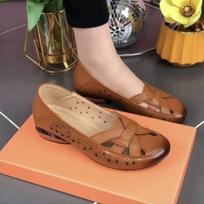 2025 summer new casual hollowed-out mother sandals women's fashion breathable soft leather soft-soled hole shoes 40 juoda