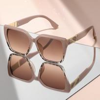 The large-framed color-blocking sunglasses with high-end imitation gemstone decoration are fashionable sunglasses chaki