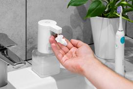 Automatinis putplasčio muilo dozatorius, maitinamas akumuliatoriumi