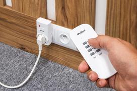Elektros lizdas su nuotolinio valdymo pulteliu | Maksimali galia 1000W | Iki 25 m