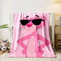 Rožinė animacinė pantera su akiniais, pasitikinti savimi pozuojanti ant rožinės spalvos. visiems metų laikams skirta pietų pertraukos užtiesalo dovana 80cm x 120cm