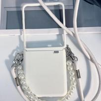 „Crossbody“ telefono dėklas su perlų grandine, virvele, riešo dirželiu, PU odos vyrių apsauga, ypač plonu, smūgiams atspariu apsauginiu dangteliu Moto Razr 50 balta