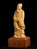Chuang Tzu skulptūra Zhuangzi medžio drožyba Kinijos istorinės figūros rankų darbo masyvmedžio mažas papuošalas vyrui dovana 19cm šviesiai pilka spalva