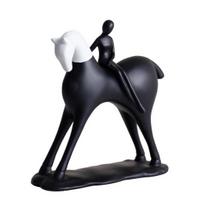 Abstraktaus žmogaus ir juodo balto arklio figūrėlė Moderni minimalistinė meniška arklio statula Dervos skulptūra Namų biuro stalo dekoras Ornamentas juoda