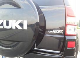 Suzuki Grand Vitara II 3D - Chromuotos juostelės ant bagažinės dangčio