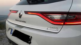 Chromuota juosta ant bagažinės dangčio Renault Megane Mk IV HB - Elegancijos ir apsaugos detalė