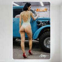 Seksualus Atviras Nugaros Bodis Moteriai su Vintage Mėlynu Sunkvežimiu Atidarytu Gaubtu Skardos Plakatas - Namų Baro Kavinės Sienų Dekoras, Madingas Automobilis - R 20x30cm（7.8x11.8inch）