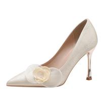 Fashion Elegant Flower String Bead Decoration Pumps Women Comfortable Pointed Toe Satin Brand Designer Shoes Fashion Wedding Bridal Shoe 35 smėlis