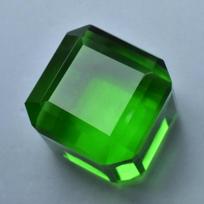 Lab-Created Green Peridot Cube Cut 50.25 Carat CERTIFIED Loose Gemstone 18.22 mm approx žalia