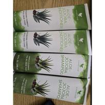 2 Forever Living alavijo šampūnai ir 2 Forever Living alavijo kondicionieriai.