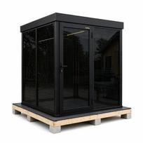 Stiklinė sauna – su aliuminio rėmu, moderni ir atspari oro sąlygoms, juodos spalvos.