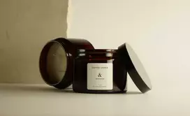 The Olphactory „Olphactory“ kedro ir agarmedžio kvapioji žvakė, 360 g