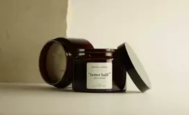 The Olphactory Aromatinė žvakė “Better Half“ (kedro, ambros ir sandalmedžio kvapo), 360 g