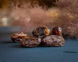 Ekologiškos Medjool datulės su kauliukais (šviežios) - 400g
