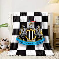 Juodai baltas languotas fonas su Newcastle United emblema. visiems metų laikams skirta pietų pertraukos užtiesalo dovana 80cm x 120cm