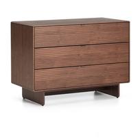 Tamsios natūralios spalvos šoninė spintelė iš riešutmedžio 101x75x50 cm Norlen – Kave Home