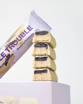 Double Trouble Protein Bar Blueberry Cheesecake – Traškus šilauogių pyrago skonio baltyminis batonėlis | Vilgain | 55 g