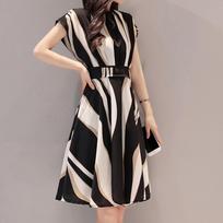 Madinga moteriška verslo suknelė su diržu O formos iškirpte trumpomis rankovėmis suknelė iki kelių L juoda