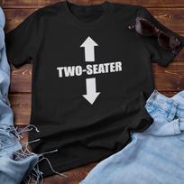 DVI VIETOS T-SHIRT (įžūlus juokingas įžeidžiantis bernvakario berniukiškas vaikinas vyras vakarėlio madinga dovana) Unisex marškinėliai XXXL