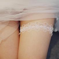 SLBRIDAL Seksualūs nėrinių gėlių perlai vestuviniai petnešos diržas nuotakos šlaunų keliaraiščio žiedas moterims / moteriai / nuotakai