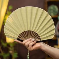 Japoniško stiliaus retro kriauklių formos vėduoklis Šilkinis audinys Bambukiniai sulankstomi vėduokliai su pakabuku Vestuviniai rankiniai vėduokliai Vienspalvis lenktas vėduoklio kotas