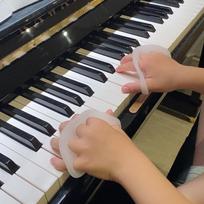 1Pair Tpe Hand Grip Finger Trainers Half Moon Shape Hand Stretch Piano Finger Strengthener Piano Hand Trainer Orthotics