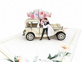 Išsiskleidžiantis 3D Pop-Up atvirukas Vestuvinis, jaunieji ir retro automobilis, gėlių kompozicija