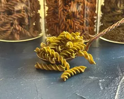 Ekologiški žirnių makaronai FUSILLI su jūros dumbliais Wakame - 200 g