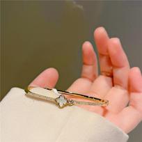 Luxurious 14k Gold Plated Natural Mother Of Pearl Four-leaf Clover Bracelet