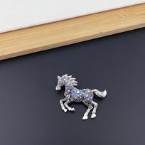 Klasikinės kalnų krištolo arklio sagės moterims Zodiako gyvūnų atlapų smeigtukai Kasdieniai vakarėlių aksesuarai Naujųjų metų dovanos Draugai