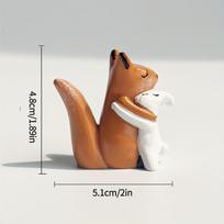 Labai meilės kupina lapės glaudžianti triušio statulėlė, kūrybinga ir žavinga lapės bei zuikio gyvūnų figūrėlė namų ar stalo dekoravimui, Kalėdų dovana