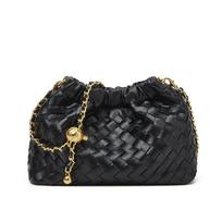 Auksinė Grandinėlės Pintinė Rankinė - Madinga Cross-body Rankinė su Peties Dirželiu ir Klostytu Debesies Formos Dizainu. juoda