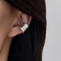 Japanese Minimalist Arc-Shaped Ear Cuff Earrings: Versatile, High-End and Stylish Stud Accessory.