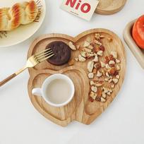 Medinis padėklas, širdies formos sūrio lenta, salotos, torto lėkštė, užkandžių dekoracija, cukruoti vaisiai, Valentino dienos dekoracija