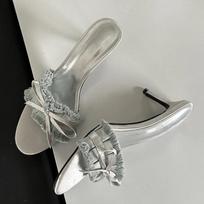 Fashion Summer Silk Pleated Butterfly-knot Slippers Woman Fashion Thin Heels Party Stripper Ladies Mules Slides Luxury Design Sandals 35 sidabras