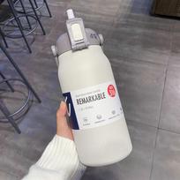 Didelės talpos termoso terminio vandens butelis su šiaudiniu nerūdijančio plieno termoso buteliu šalto ir karšto vandens buteliu sportinio termoso puodeliu 1300ml smėlis