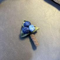 Handmade Blueberry Hairpin by  Ben Su Jiu Yi  – Retro artistic style with tie-dye blueberry accents. mėlyna