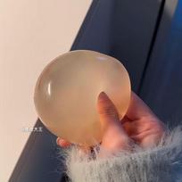 1 vnt. Kokosų aliejaus minkštas kamuoliukas, lėtai atšokantis streso kamuoliukas, kreminio minkštumo plastiškumas, sensorinis žaislas-fidgetas atsipalaidavimui, dovana šviesiai pilka spalva
