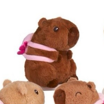 Minkšti pliušiniai žaislai Capybara su kuprine 22 cm Tamsiai ruda Capybara (kuprinė – aksolotlis)