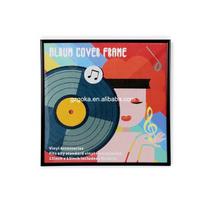 Kvadratiniai vinilo plokštelių rėmeliai, montuojami ant sienos, skirti vienai vinilo plokštelei eksponuoti.