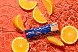 MaxHydrate+ Strength elektrolitų gėrimas su kreatinu Kertuočių-aviečių 8 x 20 g