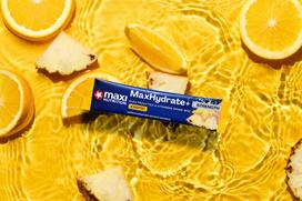 MaxHydrate+ Strength elektrolitų gėrimas su kreatinu Kertuočių-aviečių 8 x 20 g