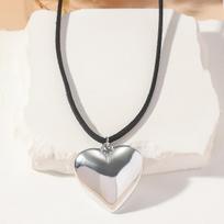 European Sweet Spicy Heart-Shaped Choker Necklace, Korean Fashion Simple Collarbone Chain for Women