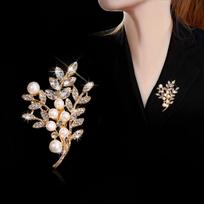 Chic Pearl Gardenia Flower Leaf Brooch auksas