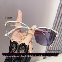 Women's Photosensitive Color-Changing Anti-Blue Light Large Frame Glasses - Ultralight and Non-Prescription for Slim Face