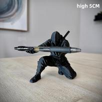 Creative Style Kneeling Knight Pen Holder, Armored Knight Kneeling Pose Ornament, Pen Holder Desktop Stand Storage Decoration.
