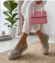 Moteriškos espadrilės su siuvinėtomis gėlėmis