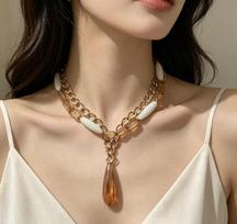 Hong Kong Retro Champagne Crystal Necklace: Luxury White and Brown Spliced Clavicle Chain with Water Drop Pendant