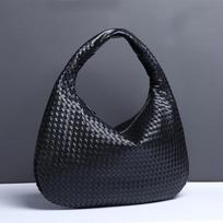 Woven hot-selling women's dumpling bags, simple big-name one-shoulder handbags, European and American multi-pocket underarm bags. 47*2*32CM juoda