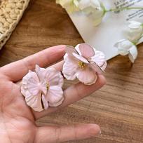 Dripping flower earrings are fashionable, sweet, small and fresh stud earrings, simple temperament, high-end and versatile earrings.